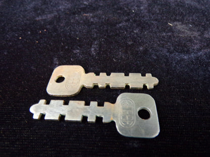 Lock Lot - Elm City 6 Lever Pancake Lock plus Bonus Reese Padlock