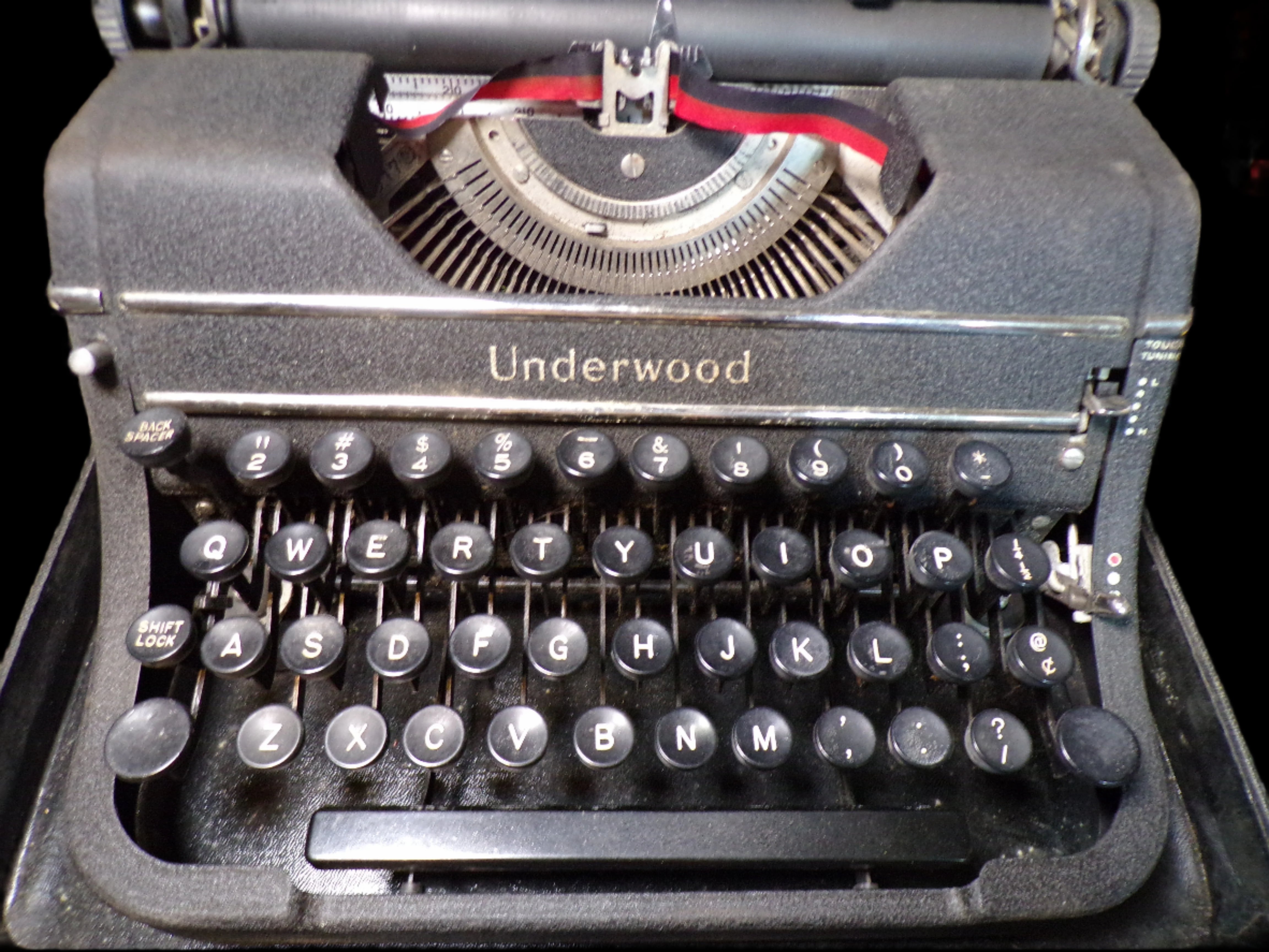 Vintage Underwood Universal Portable Typewriter with Case – 1930s/40s