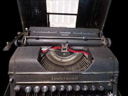 Vintage Underwood Universal Portable Typewriter with Case – 1930s/40s