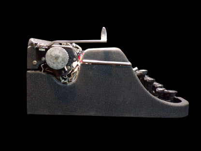 Vintage Underwood Universal Portable Typewriter with Case – 1930s/40s