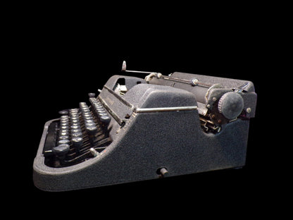 Vintage Underwood Universal Portable Typewriter with Case – 1930s/40s