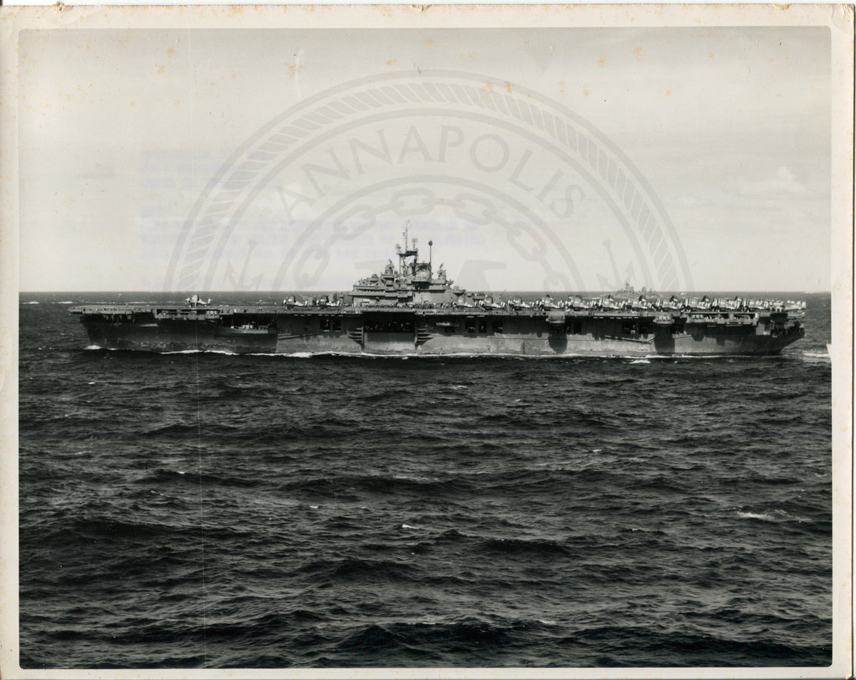 USS Bunker Hill (CV-17) at sea in 1945 Stock Photo USS Bunker Hill (CV-17) at sea in 1945 Stock Photo